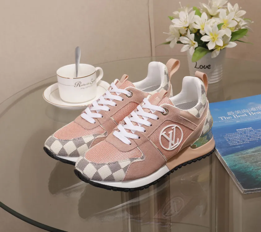 👟👟Ex-factory price 400👟👟 Men's size +10 Couple style, 2019 spring and summer new LOUIS VUITTON The same style of casual sports shoes is launched on Louis Vuitton's official website. Fabric: imported cowhide/cow velvet/breathable mesh, (imported mesh with silicone LV logo), rubber combination outsole, 2cm behind the sole, built-in 0.5cm comfortable feet, size 35-41 for women, 39-46 for men, welcome new and old customers to repost pictures for sale